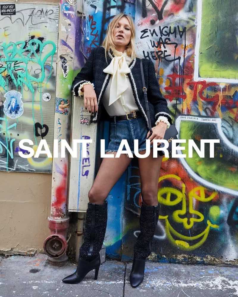 Kate Moss posiert neben Graffiti und präsentiert die Frühjahrskampagne 2021 von Saint Laurent.