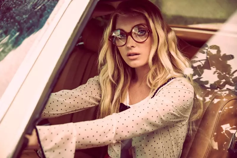 Elsa Hosk prend le volant avec des lunettes et un haut à manches cloche