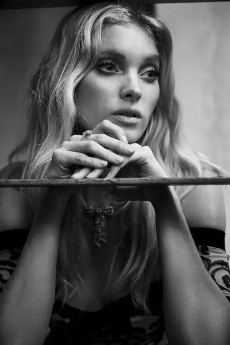 Si Elsa Hosk ay Parisian Chic sa For Love & Lemons' Holiday Looks