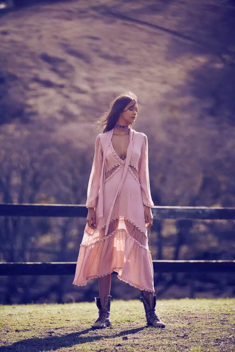 लव एंड लेमन्स फॉल 2016 के लिए: गुलाबी लंबी आस्तीन वाली मैक्सी ड्रेस
