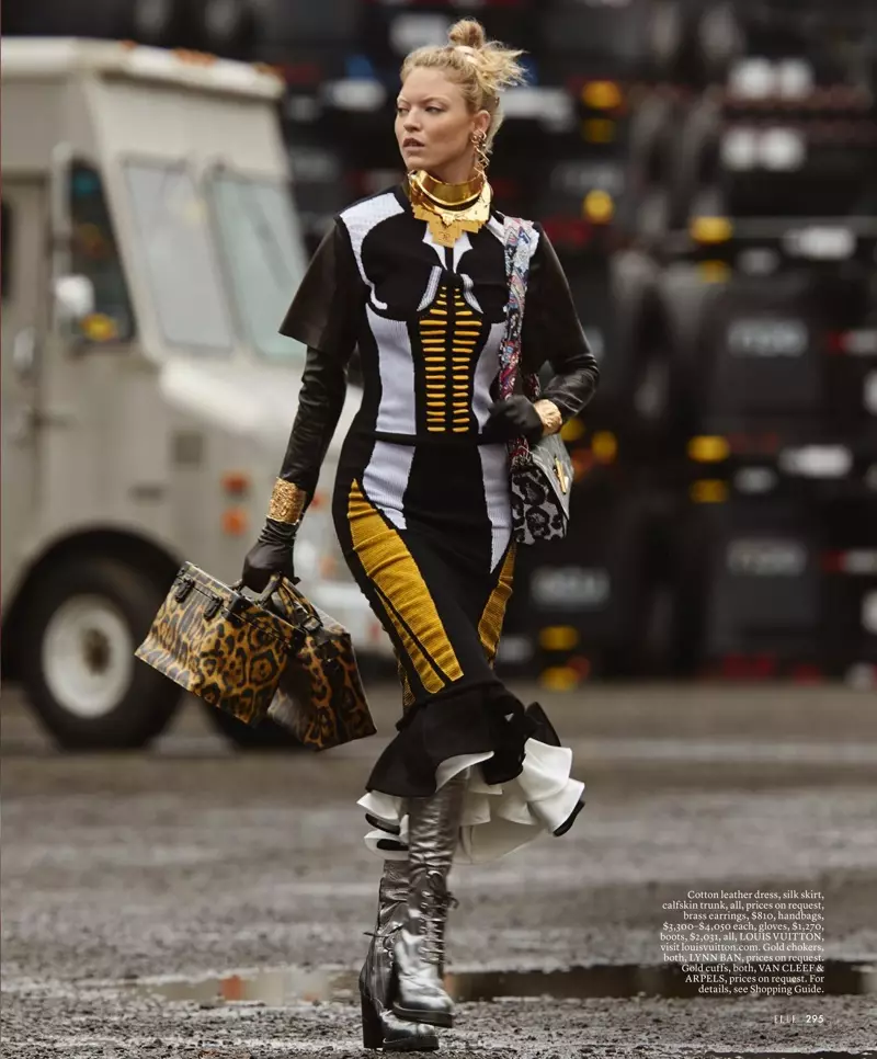 Martha Hunt iese pe stradă în rochie, fustă, cufăr și cizme Louis Vuitton