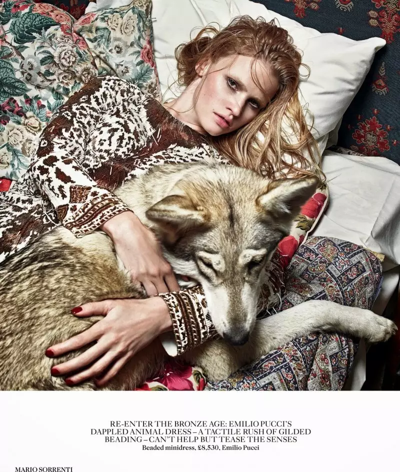 Lara Stone með Wolf í Vogue UK ágústhefti eftir Mario Sorrenti