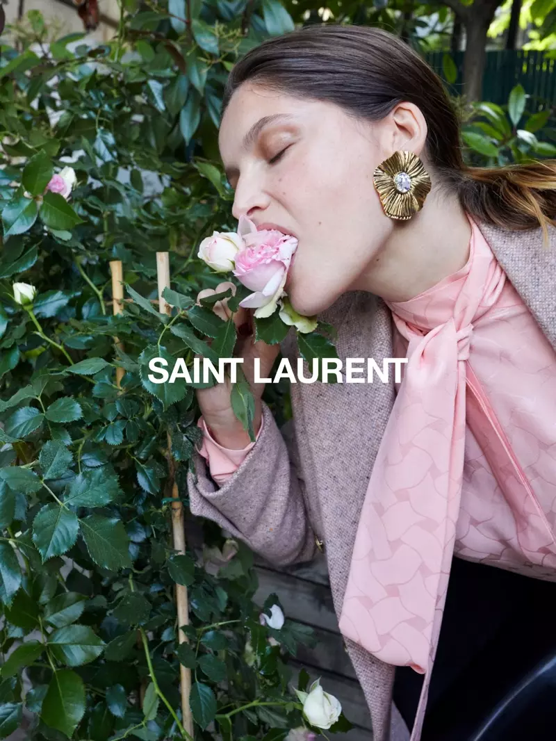 Laetitia Casta ດາວໃນແຄມເປນ Saint Laurent ລະດູຫນາວ 2020.