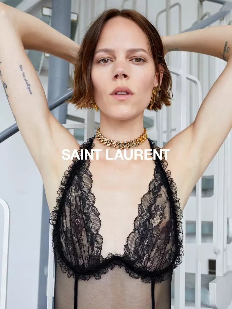 Η Freja Beha Erichsen μπροστά στην καμπάνια του Saint Laurent για το χειμώνα 2020.