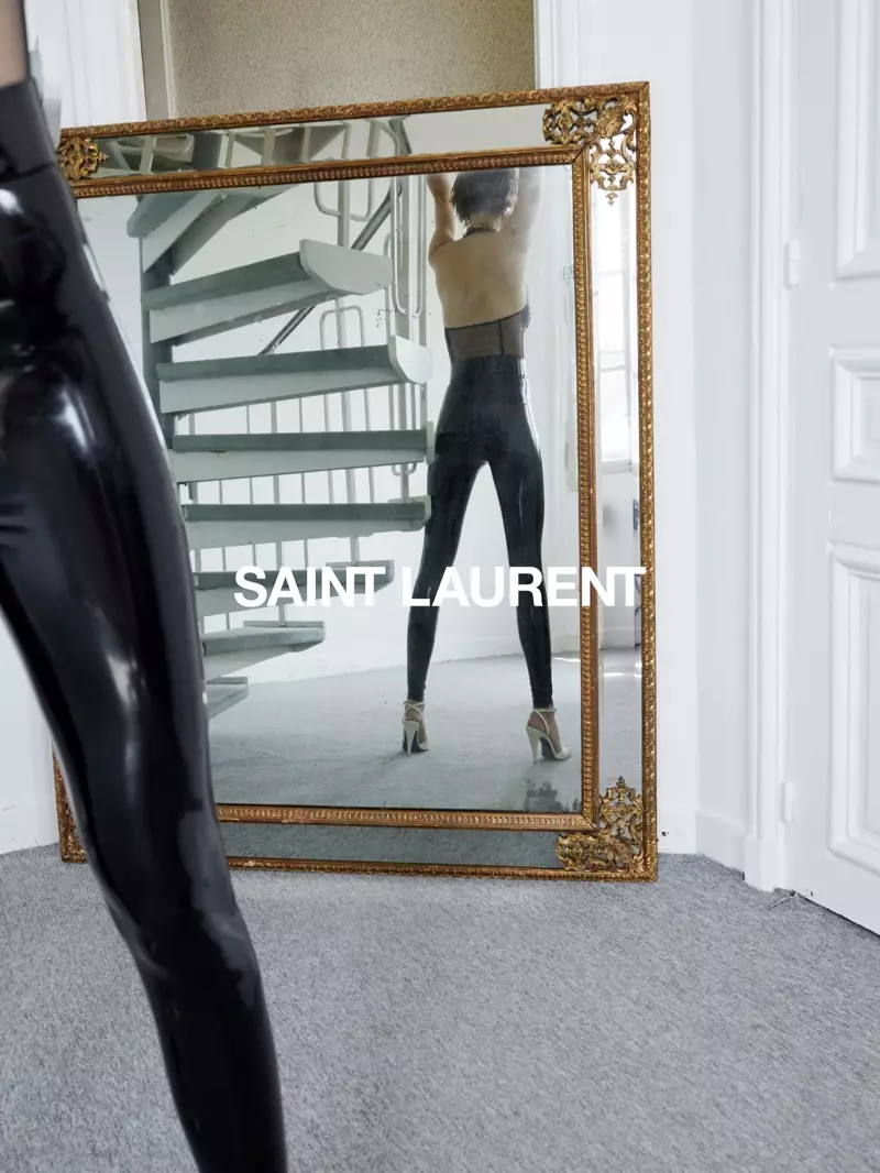 Η Freja Beha Erichsen εμφανίζεται στην καμπάνια του Saint Laurent χειμώνα 2020.