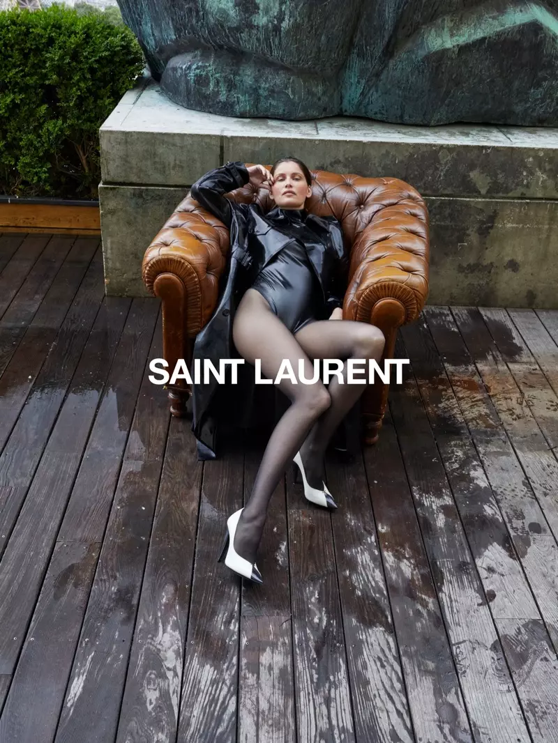 Laetitia Casta tawm tsam hauv Saint Laurent lub caij ntuj no 2020 kev sib tw.