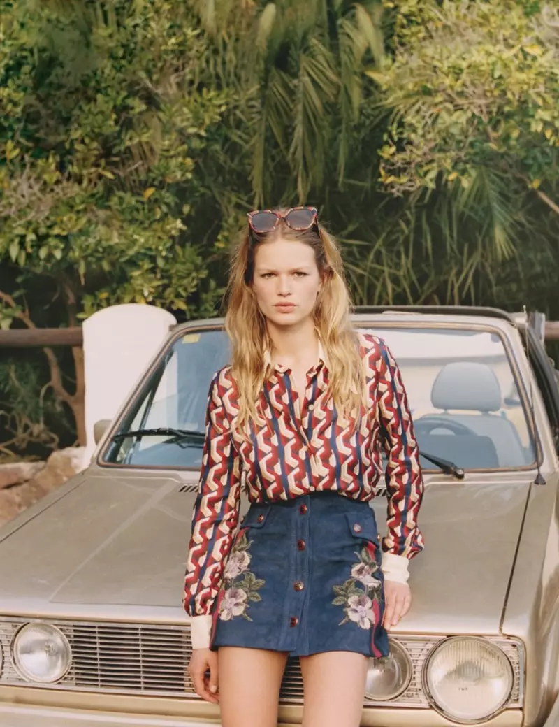 Anna Ewers modelira Gucci tiskano majico, vezeno krilo in sončna očala