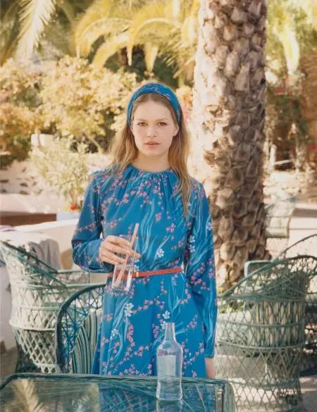 Anna Ewers သည် W Magazine တွင် Perfect Beach Outing အတွက် ပုံစံပြုလုပ်ထားသည်။