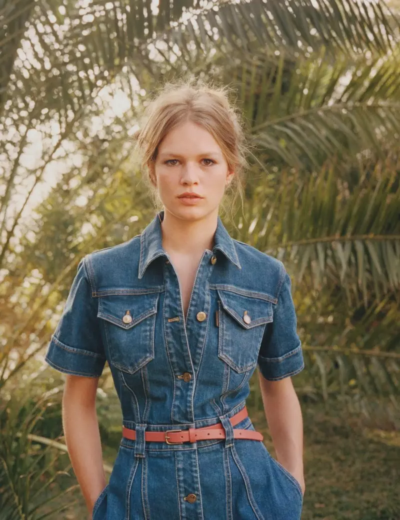 A modelo Anna Ewers posa cun vestido vaquero de Louis Vuitton e un cinto J. Crew