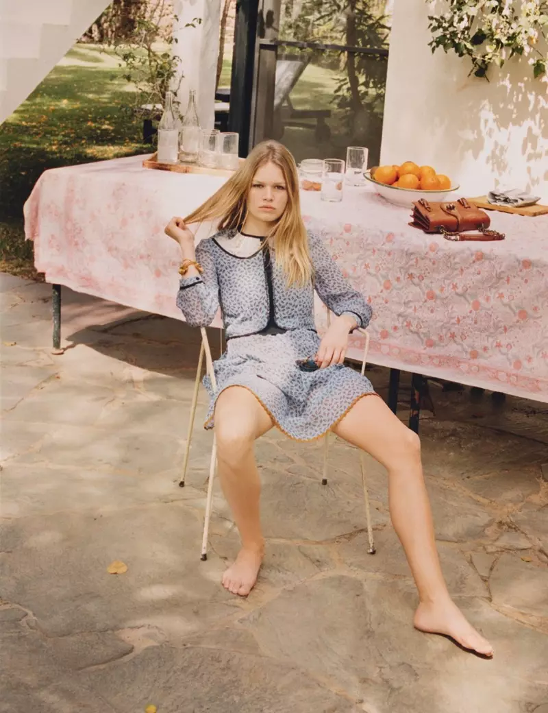 Marchant pieds nus, Anna Ewers porte une robe Coch 1941 et des lunettes de soleil Miu Miu