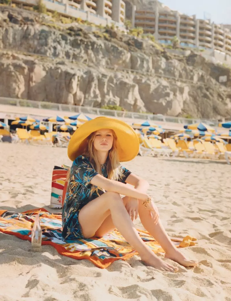 Anna Ewers hija Styled għall-Ħarġa Perfect Beach fil-W Magazine