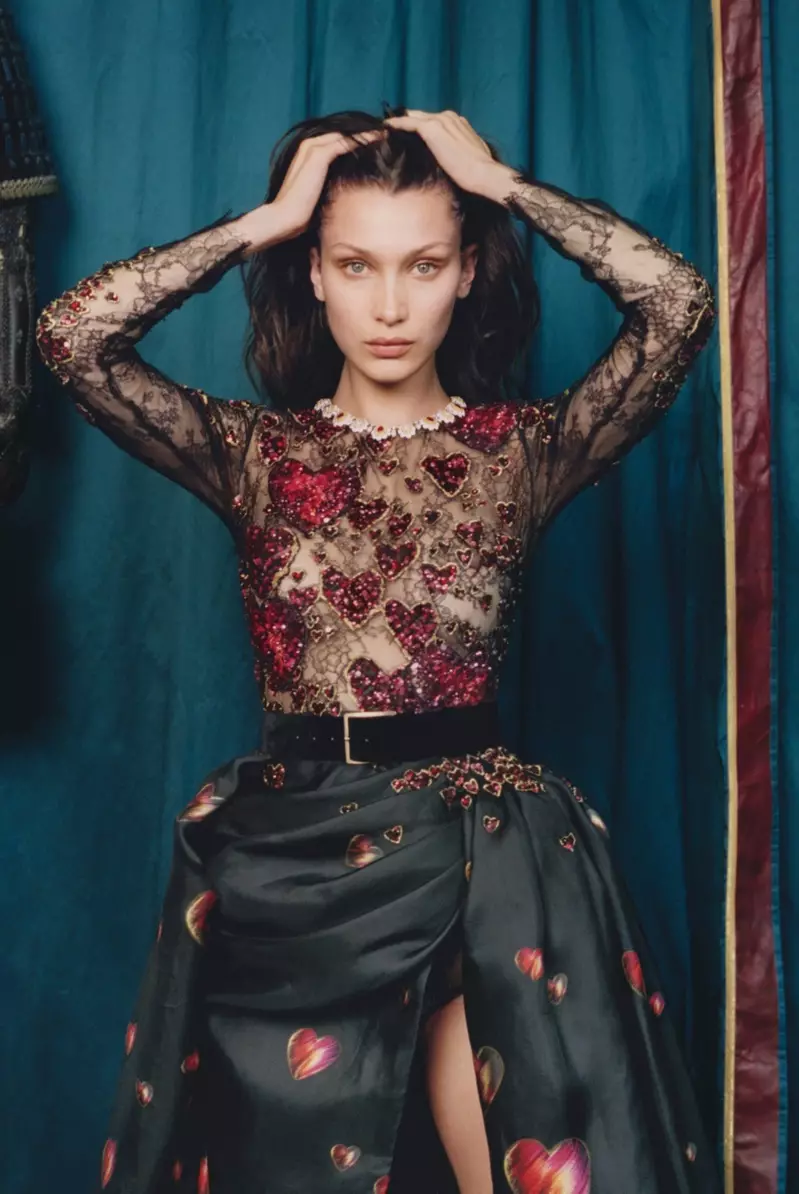 Serca dookoła, gdy Bella Hadid ma na sobie haftowany top i spódnicę Elie Saab Haute Couture