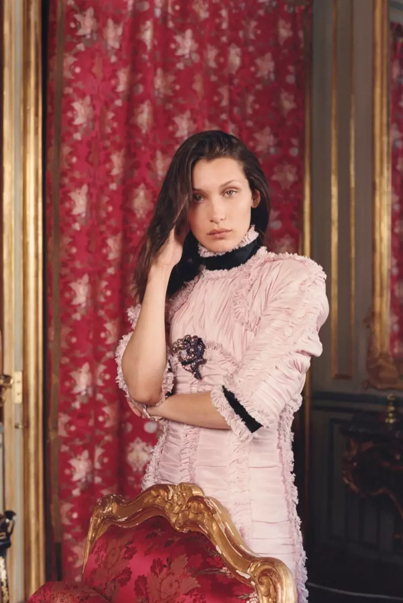 Bella Hadid obejmuje plisy sukienką z wysokim dekoltem od Chanel Haute Couture