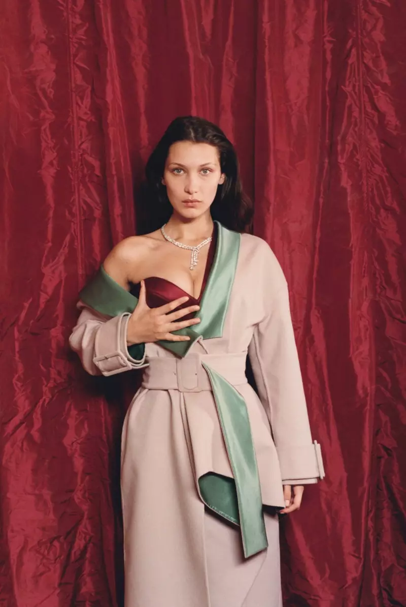 Bella Hadid ma na sobie drapowany płaszcz i sukienkę z Atelier Versace