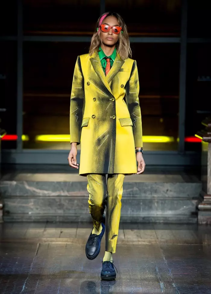 SUITING UP: Jourdan Dunn di pêşandana payiz-zivistana 2016-an a Moschino de bi cil û bergek zer a bi detayên grafîkî ve dimeşe