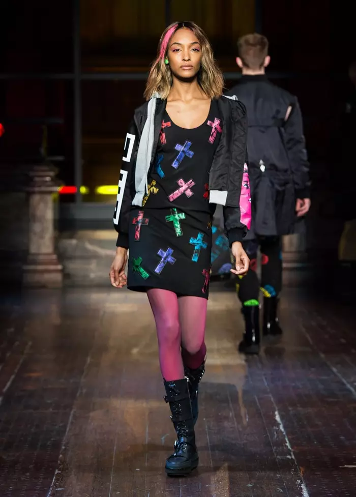 PRETTY IN PUNK: Jourdan Dunn Moschino جي زوال-سياري 2016 جي شو ۾ رن وي تي هلندي آهي هڪ ڪراس ايميلشڊ شفٽ لباس ۽ بمبار جيڪٽ جنگي بوٽن سان.