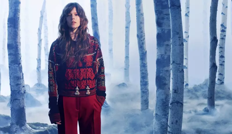 La campagne automne 2016 de H&M Studio présente une veste à capuche brodée avec un pantalon rouge