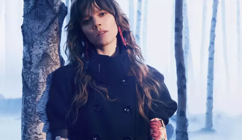 Freja Beha Erichsen H&M સ્ટુડિયો માટે શેગી હેરસ્ટાઇલ પહેરે છે