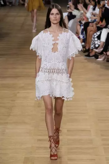 Chloe Takes on Folklore para sa Spring 2015