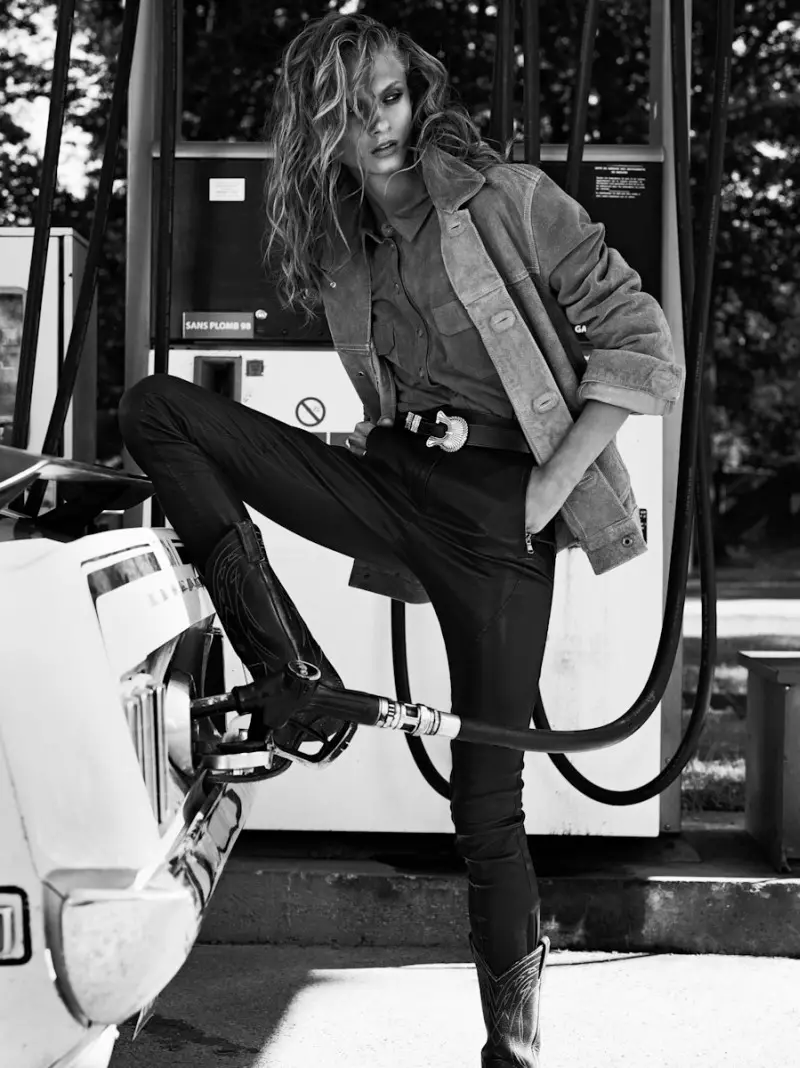 Anna Selezneva Rocks Biker Style mo Vogue Paris Novema 2012 saunia e Lachlan Bailey