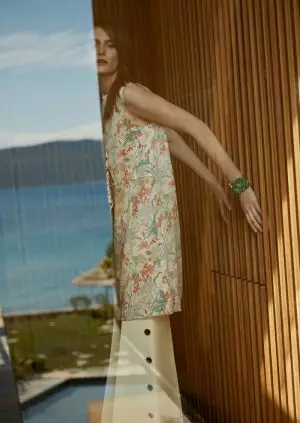 Charlotte Wiggins modellerer vårblomster for Bazaar Tyrkia