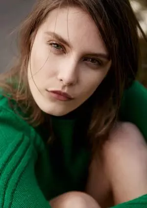 Charlotte Wiggins modellerer vårblomster for Bazaar Tyrkia