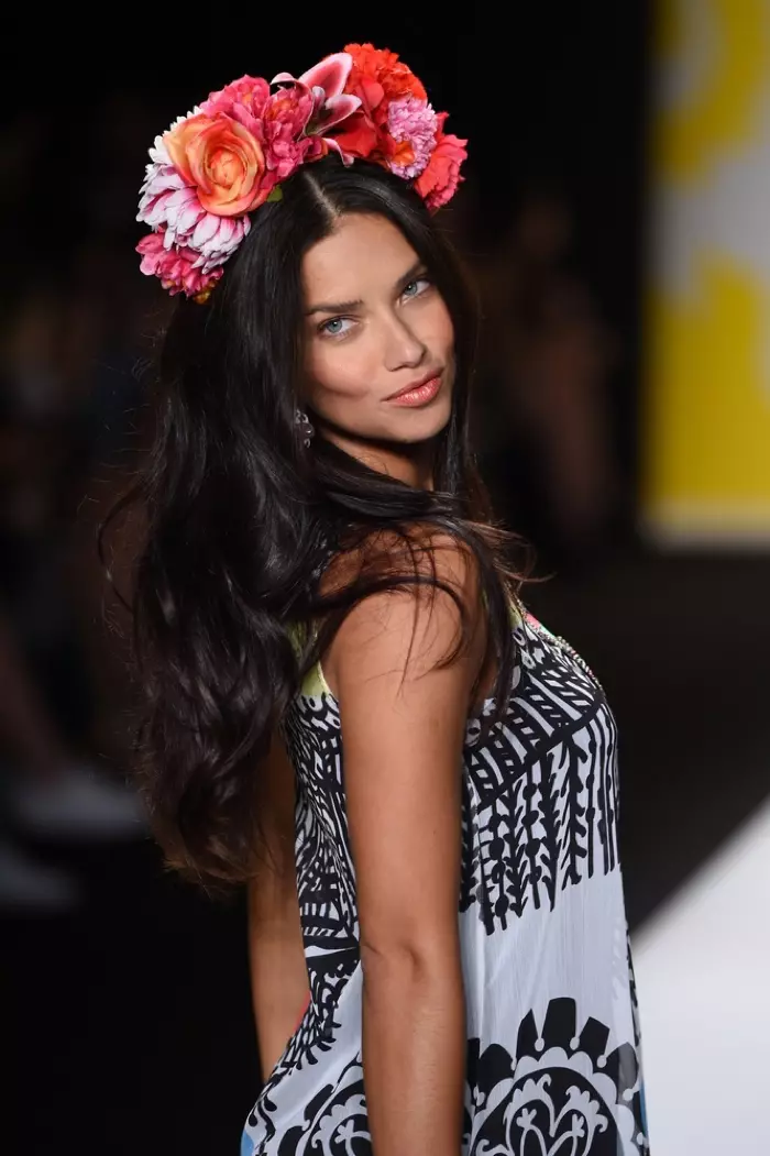 THE FLOW CROWN: D'Fréijoer ass d'Festival Saison no all, also firwat net e bësse Spaass mat enger bohemian-inspiréiert Blummen Kroun? Dir kënnt fett wéi Adriana Lima bei Desigual, oder halen et méi minimal mat engem understated Kappband. Foto: Fashionstock / Shutterstock.com