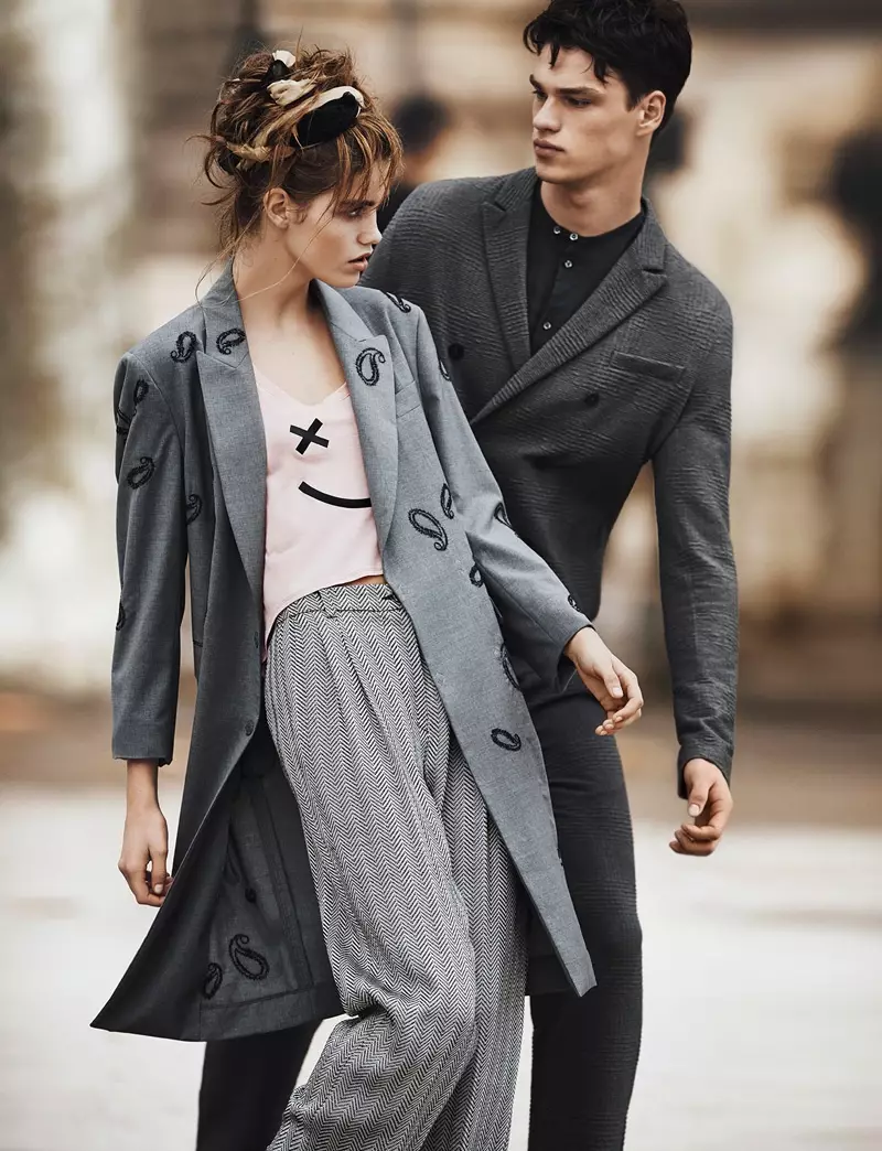 Emporio Armani'nin ilkbahar-yaz 2016 kampanyasında modeller uzun kabanlar giyiyor.