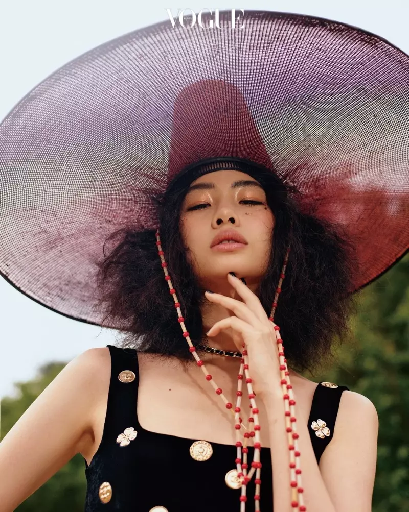 Hoyeon Jung Vogue Koreya üçün Chanel modasında cazibədardır