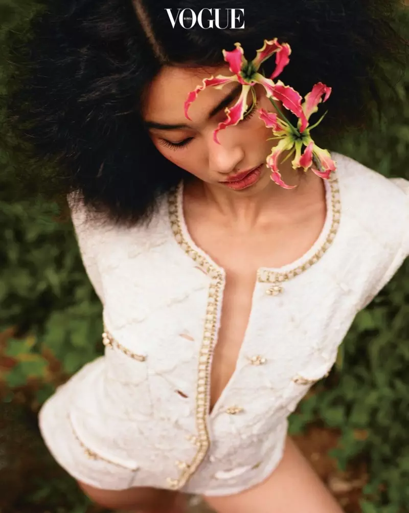 Hoyeon Jung Vogue Koreya üçün Chanel modasında cazibədardır