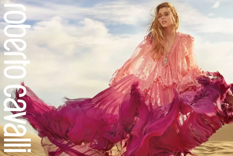 Stella Maxwell, Roberto Cavalli'nin İlkbahar 2017 Reklamlarında Bir Çöl Güzeli