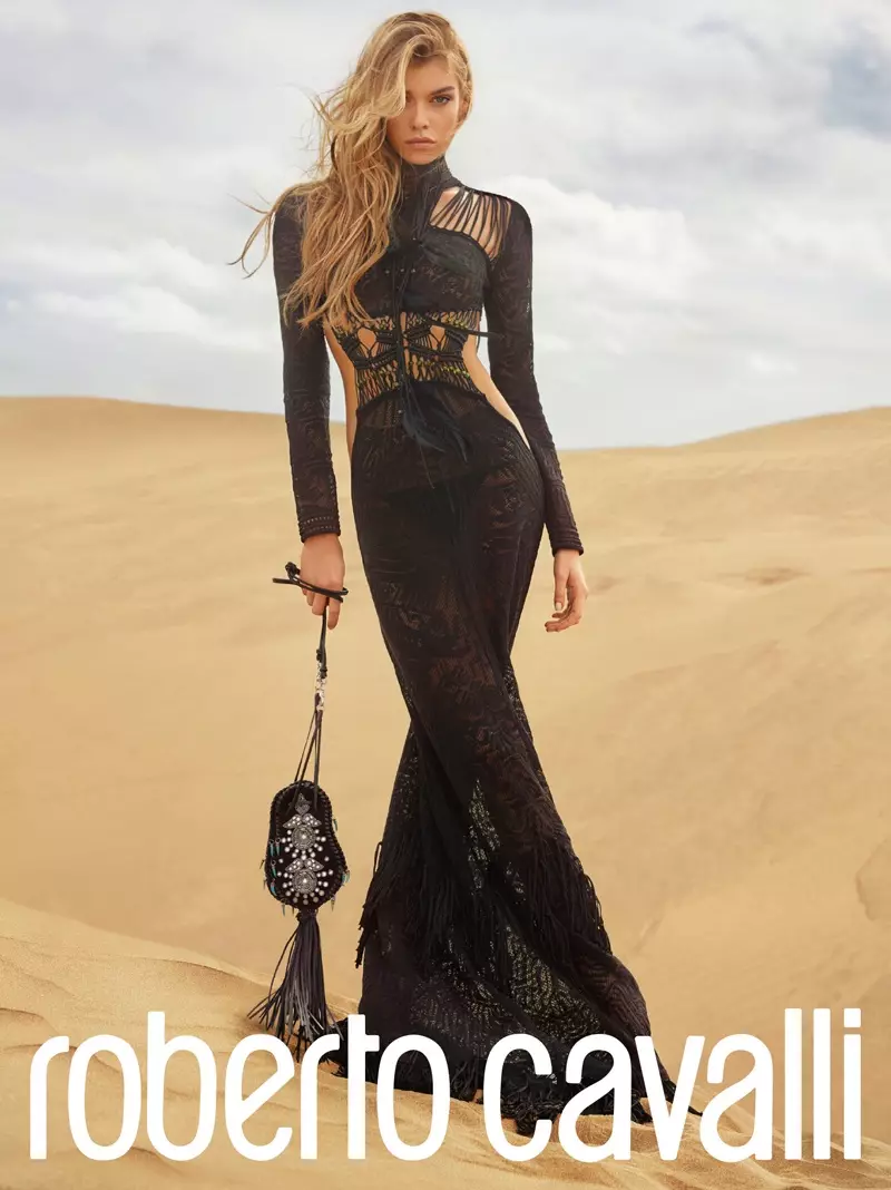 Stella Maxwell draagt een zwarte jurk in Roberto Cavalli's lente-campagne van 2017