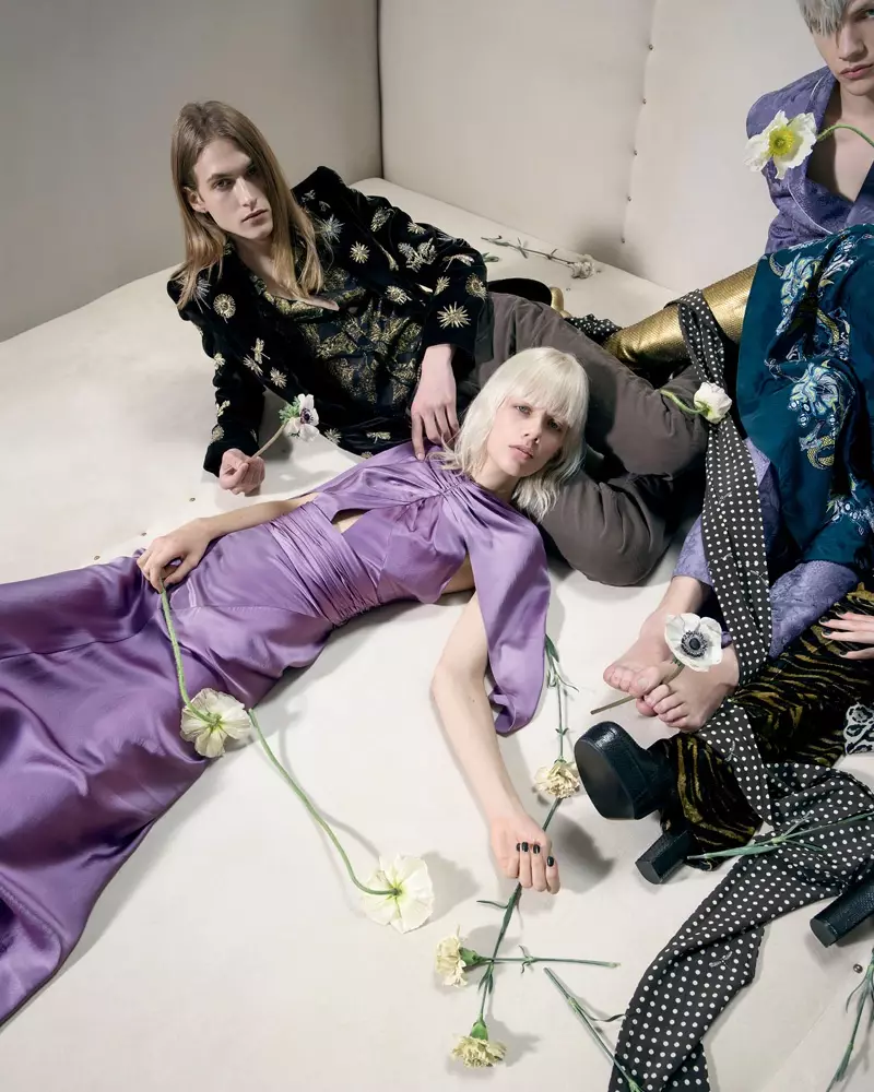 Fotografi pa Tim Walker, kanpay otòn-ivè 2016 Roberto Cavalli a konsantre sou estil androjin.