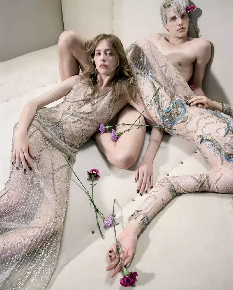 Las modelos lucen transparencias en la campaña otoño-invierno 2016 de Roberto Cavalli