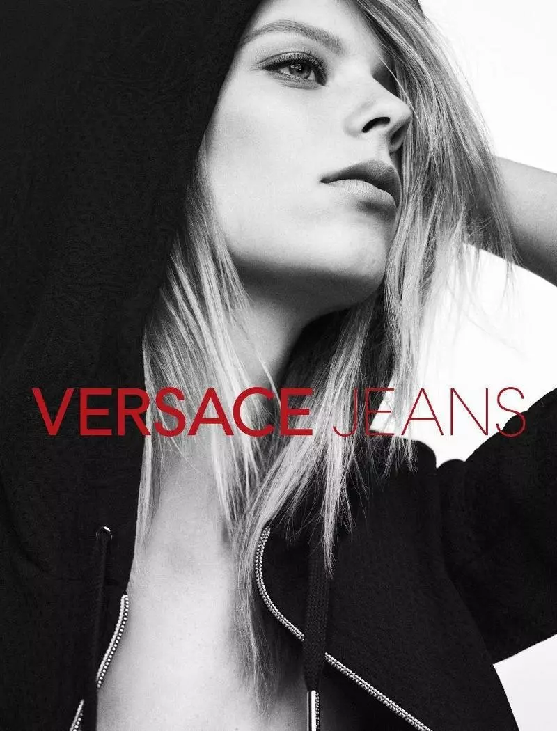 Unha imaxe da campaña publicitaria da primavera de 2017 de Versace Jeans