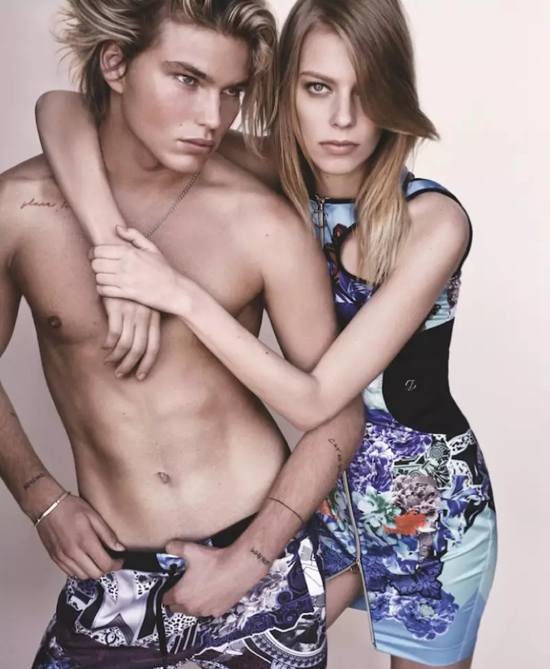 Jordan Barrett dan Lexi Boling berpose untuk koleksi Versace Jeans musim semi 2017