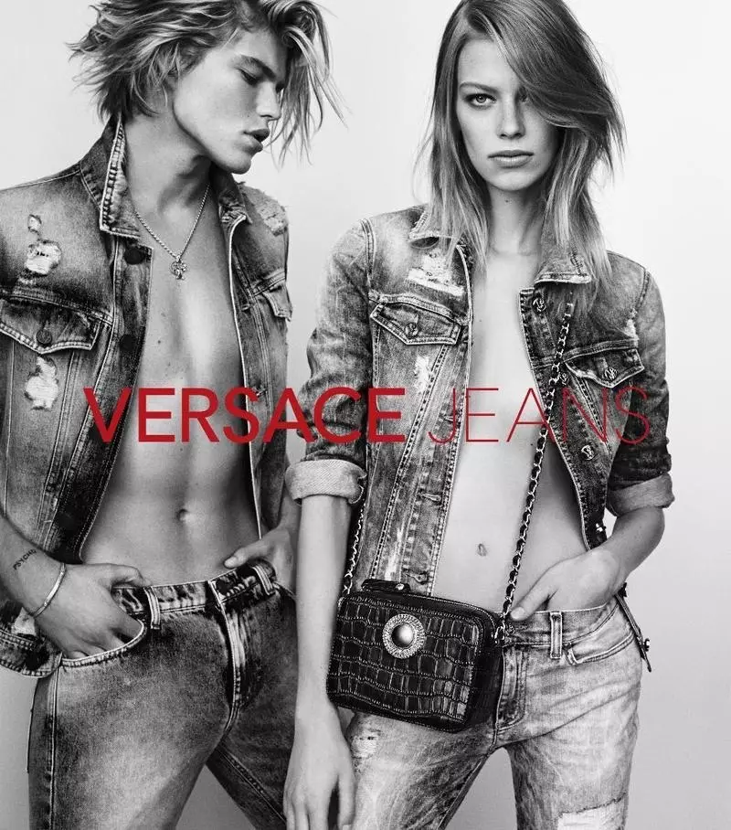 Jordan Barrett y Lexi Boling visten denim sobre denim para la campaña primavera 2017 de Versace Jeans