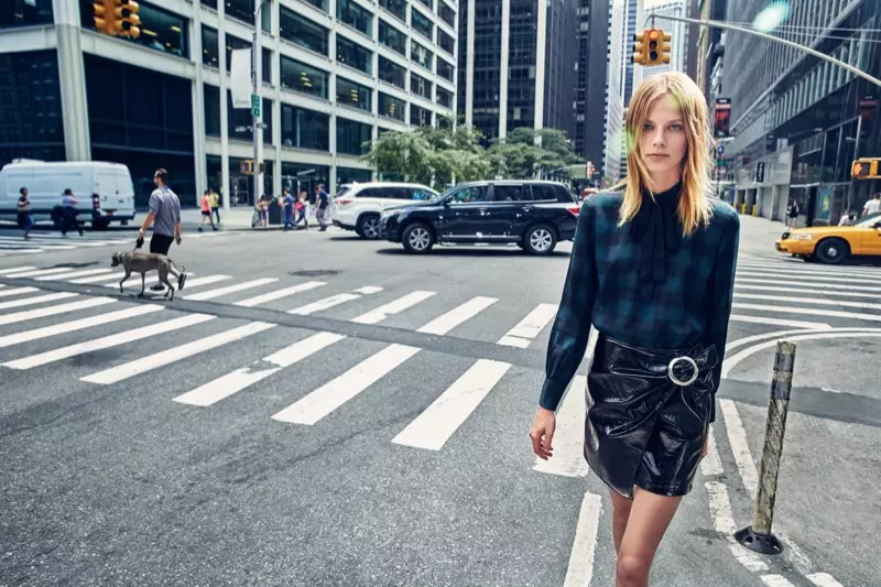 Lexi Boling nganggo kaos kotak-kotak lan rok kulit imitasi saka Mango