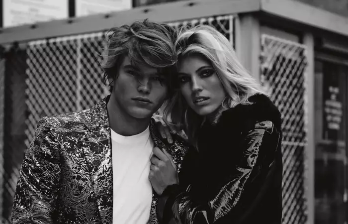 Jordan Barrett és Devon Windsor a Versace-ben pózol a szerkesztőségnek