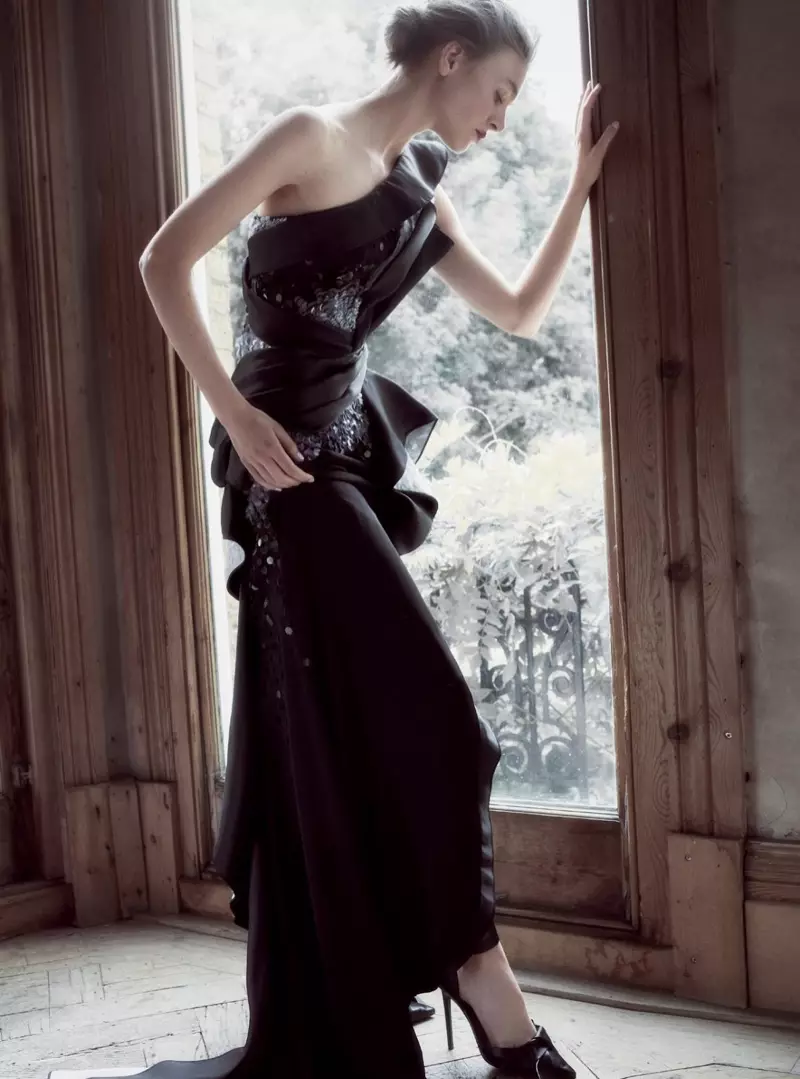 Modellen bærer haute couture-looks i moderedaktionen