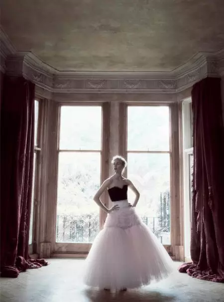 Hedvig Palm Stuns ni Haute Couture Gowns fun Harper's Bazaar UK