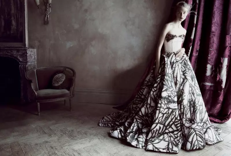 Hedvig Palm pozira u korzetu i haljini Giles Deacon Couture