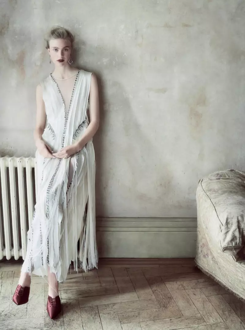 Model Hedvig Palm yana tsayawa a cikin rigar Alberta Ferretti Couture