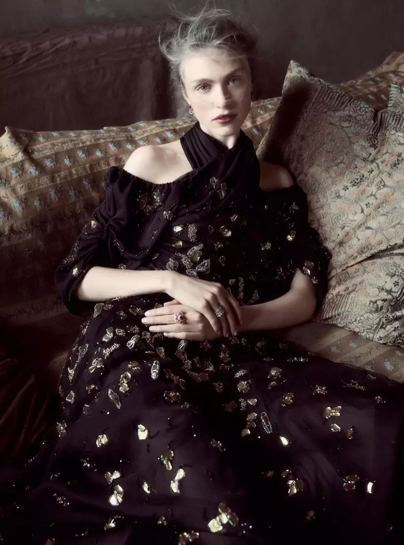 Modelet e Hedvig Palm Dior Haute Couture fustan mëndafshi dhe byrynxhyk