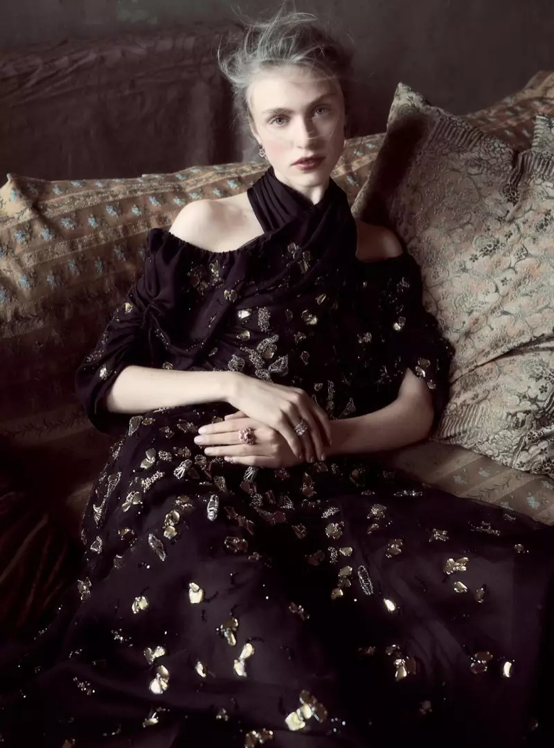 Hedvig Palm modèl Dior Haute Couture swa ak rad chiffon