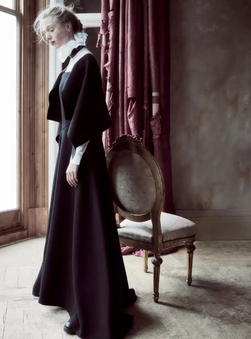 Hedvig Palm pozon me fustanin Valentino Haute Couture me qafë të lartë
