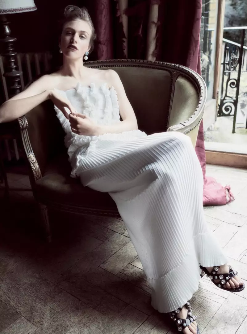 Modelja Hedvig Palm rri kot me fustan Givenchy Haute Couture nga Riccardo Tisci