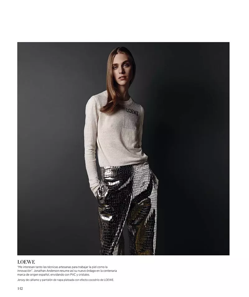 Hedvig poartă pulover Loewe și pantaloni metalici