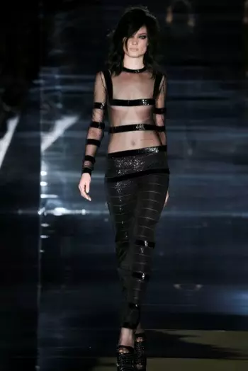 Si Tom Ford Miadto sa 90s Glam alang sa Spring 2015