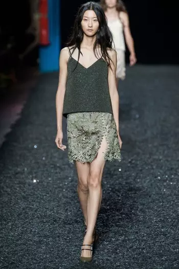 Mary Katrantzou mostra algo de pel para a primavera de 2015